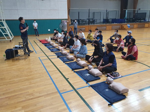 밀양시시설관리공단 직원들이 심폐소생술(CPR)을 실습하고 있다./ⓒ밀양시