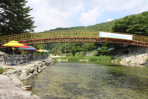 불법시설물 철거 후 수도권 제일의 청정 계곡으로 재 탄생한  백운계곡의 맑은 계곡물과 시에서 설치한 형형색색의 파라솔들이 아름다운 자태를 뽐내며 여름 피서객들을 기다리고 있다.(사진=이건구기자)