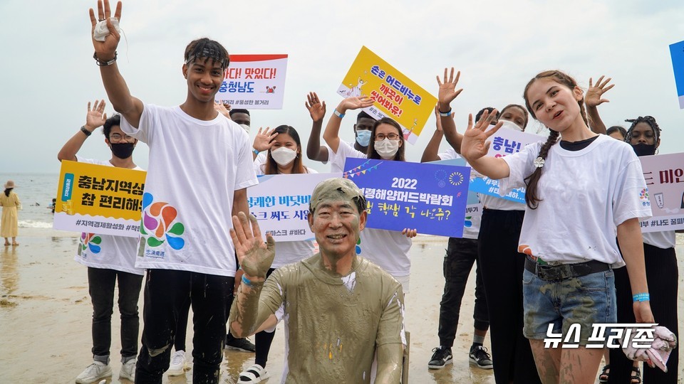 양승조 충남도지사가 최근 축제 홍보를 위한 릴레이 머드버킷 챌린지에 참여했다./ⓒ충남도청