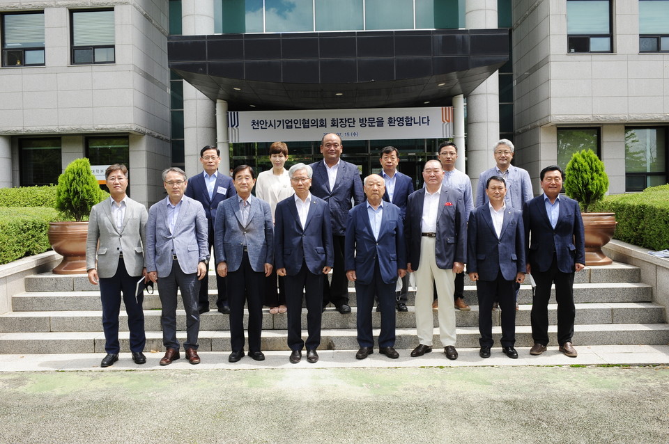 업무협약식 참석자들 기념촬영./ⓒ한국기술교육대학교