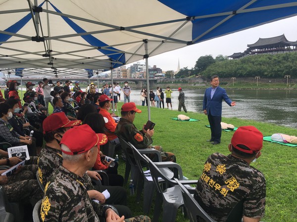 박일호 밀양시장이 19일 삼문동 야외공영장 수상인명구조 시연회를 찾아 인사말을 하고 있다./ⓒ밀양시