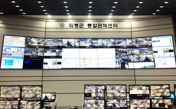 의령군 CCTV 통합관제센터가 범죄예방 및 사건사고 해결로 군민의 안전지킴이 역할을 톡톡히 하고 있다./ⓒ의령군