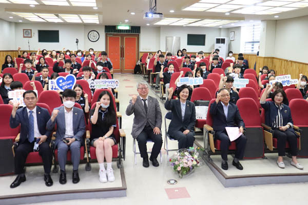 심석고등학교가 박영선 중소벤처기업부 장관을 초청해 학생 및 학부모 등 60여 명을 대상으로 ‘자신만의 역사를 만들어라!(Make Your Own History!)’라는 주제로 강연회를 열었다.(사진=구리남양주교육지원청)