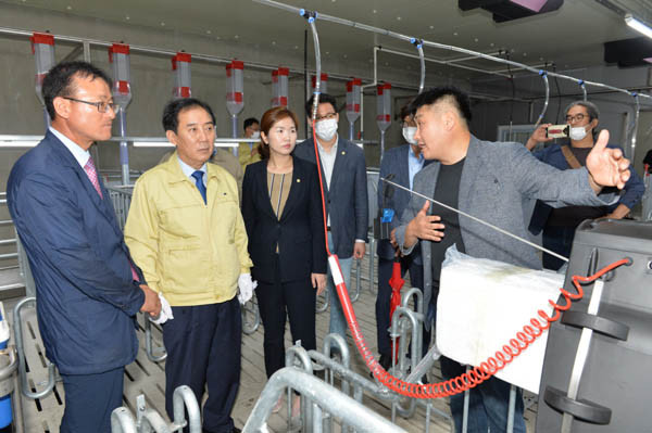 축사시설현대화사업인 한탄강스마트팜 준공식에 참석한 박윤국 포천시장과 손세화 시의회 의장 등 참석자들이 스마트탐 관계자의 소개 설명을 듣고 있다. (사진=포천시청)