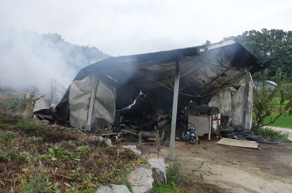 21일 오후 6시 49분쯤 충남 예산군 신양면 만사리 한 농가창고에서 불이 나 10여분만에 진화됐다./ⓒ예산소방서