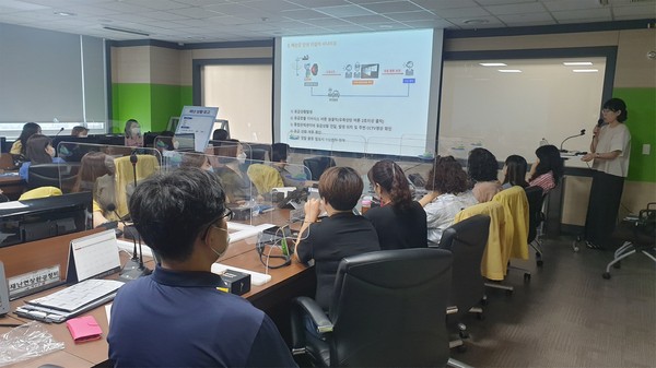 군이 담당 공무원의 안전지킴이로 가상 동행서비스 활용교육을 하고 있다./ⓒ예산군청