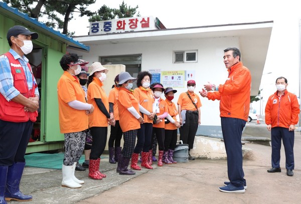 김동일 보령시장이 여름철 피서지 방역 점검 및 근무자들에 대한 격려에 나섰다.Ⓒ보령시장