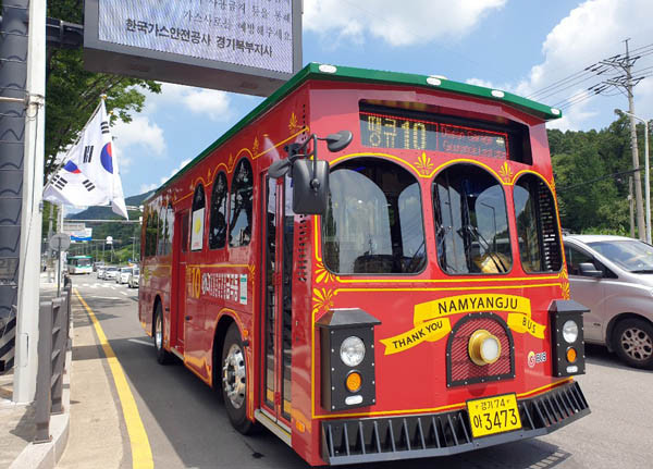 전국 최초로 시내버스에 지난 6월부터 순차적으로 적용 운행되고 있는 남양주시 고품격  트롤리 땡큐버스. 올해까지 총10대의 트롤리버스가 운행될 예정이다.(사진=이건구기자)