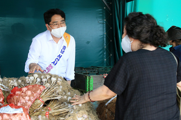 맹정호 서산시장(왼쪽 첫번째)이 지난 9일 서울 양재물류센터에서 서산6쪽마늘을 홍보, 판매하고 있다./ⓒ서산시청