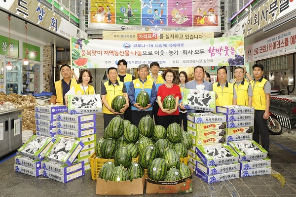 한국중부발전 보령발전본부 사회봉사단(단장 이달재)은 23일 중복 날을 맞아 보령 전통시장 상인회와 함께 ‘중복 맞이 건강음식 나눔’사회공헌활동을 펼쳤다.Ⓒ보령발전본부