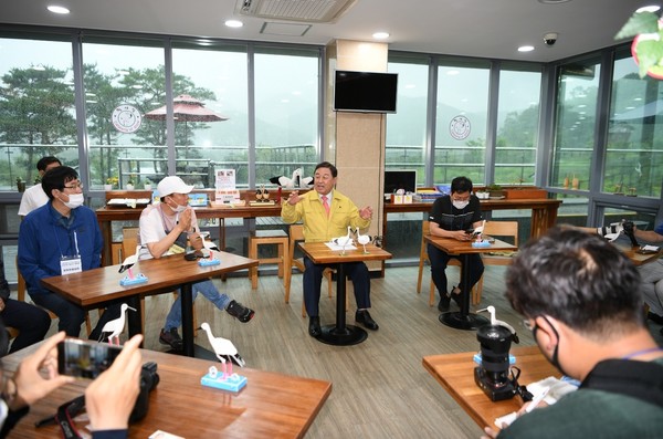 황선봉 군수가 한국여행기자협회 팸투어 참가자들에게 예산의 주요명소를 소개하고 있다./ⓒ예산군청