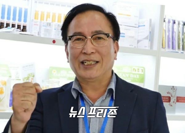 사진=하늘 아래 우리는 하나다. "우하하"를 외치고 있는 한국중소기업인포럼 한세연 김세호 회장, 8월 17일~20일 정선군에서 "과학은 경제다" 경제포럼 좌장으로 고려인 청소년들과 경제발전에 대한 컨퍼런스를 진행한다.