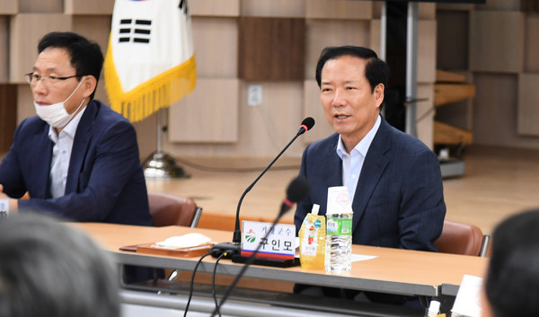 거창군은 지난 24일 군청 대회의실에서 구인모 거창군수를 비롯해 사)경남정보화농업인연합회 임원 및 경상남도농업기술원 관계자 등 34명이 참여한 가운데 ‘사)경남정보화농업인연합회 이사회’를 개최했다./ⓒ거창군