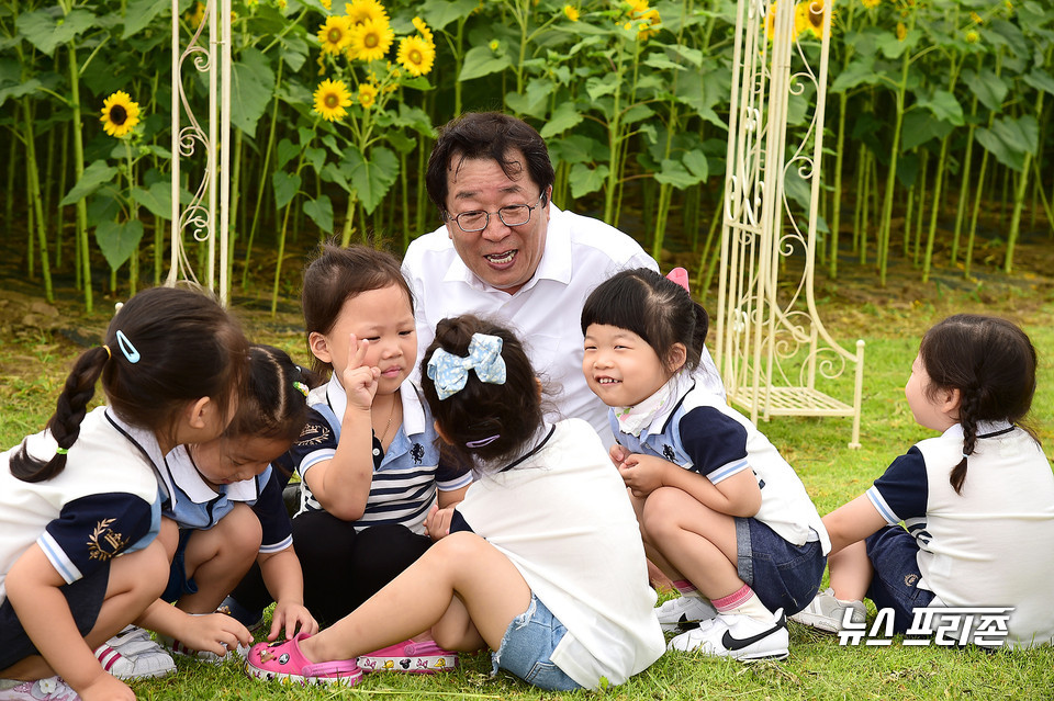 이상천 시장과 어린이들.(사진제공=제천시)