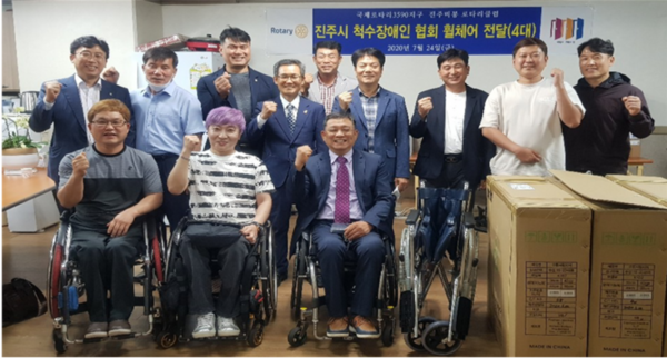 국제로타리3590지구 진주비봉로타리클럽에서는 지난 24일 중도,중증, 중복장애로 어려움을 겪고있는 (사)경상남도척수장애인협회 진주시지회를 찾아 수동형휠체어를 전달하고 격려했다./ⓒ(사)경상남도척수장애인협회 진주시지회