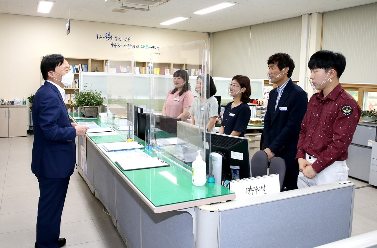 설동호 대전시교육감이 27일 오전 대전서부교육청 민원실을 찾아 민원업무의 어려움을 겪는 직원들의 노고를 격려했다./ⓒ대전시교육청