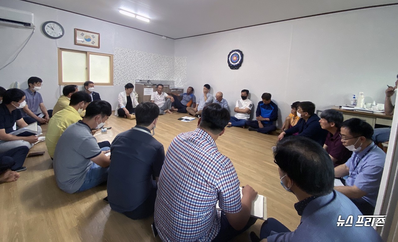 충남 서천군 비인면 남당리 주민들이 대책회의를 갖고 보령시 주산면 신구저수지 제방 붕괴와 관련 부실공사에 따른 인재(人災)로 판단하고 강경 대응키로 했다.©뉴스프리존