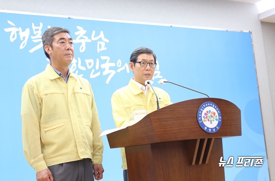 (왼쪽부터) 김형도 충남도의원(논산2·민주)과 김용찬 충남도 행정부지사는 28일 도청 프레스센터에서 기자회견을 열고 “육사 이전 확정 시 충남 유치를 위해 물불 안 가리고 최선을 다하겠다”고 밝혔다./ⓒ박성민기자