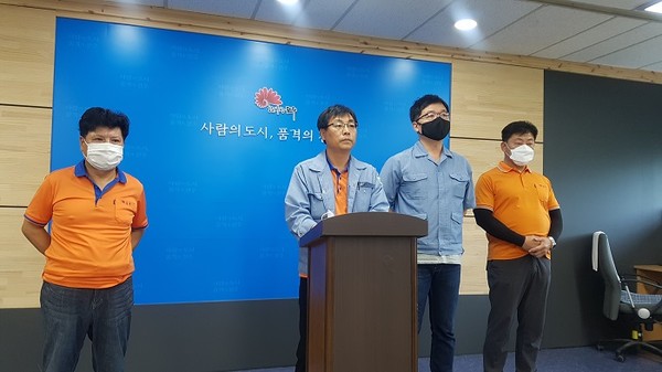 한국노총 토우지부는 28일 오전 10시 전주시청 브리핑룸에서 기자회견을 열어 "전국민주연합노동조합은 전주시 생활폐기물 수집·운반 대행업체들이 마치 비리의 온상인 듯 막무가내 식으로 의혹을 제기하고 있다"며 즉각적인 중단을 촉구했다.