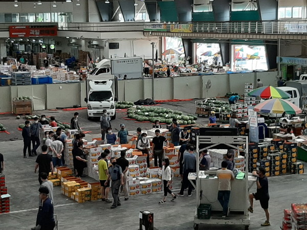 진주시는 여름철을 맞아 농산물도매시장 경매장을 8월 1일 하루 동안 임시 휴장한다.(경매장)/ⓒ진주시