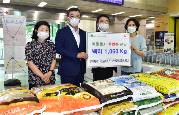 (주)케이파트너스 (주)도시와 내일 이웃돕기 후원품 전달 모습/ⓒ부평구