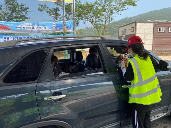 충남 당진시 석문면 소재 왜목마을 해수욕장 입구, 발열검사 장면.ⓒ당진시청