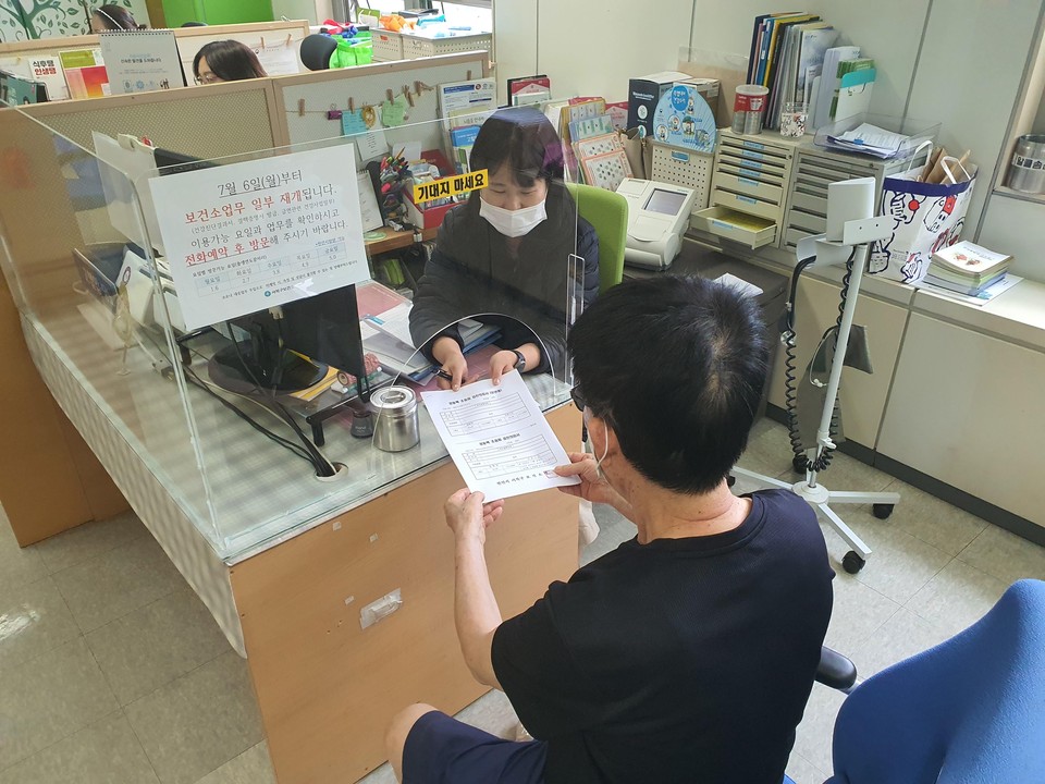 합병증 검진 대상자가 서북구보건소 3층 통합상담실에서 합병증 검진 의뢰서를 발급받고 있다./ⓒ천안시