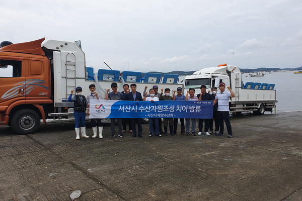 지난 28일 서산시 부석면 창리항 인근 천수만 수산자원보호구역 해상에서 감성돔 치어 방류 류 한 후 기념촬영을 하고 있다./ⓒ서산시청