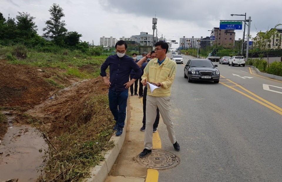 박상돈 천안시장(오른쪽)이 집중호우로 피해 발생한 성환천 하천개수현장과 성성동 수변도로, 성거읍 모전천 등을 찾아 피해상황을 점검하고 있다./ⓒ천안시