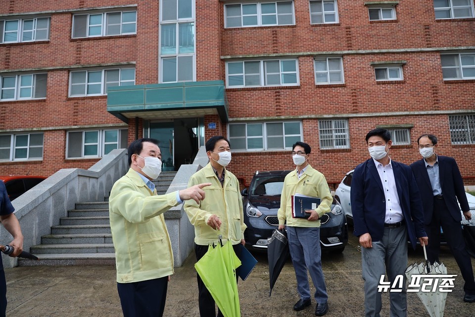 김지철 교육감이 태안 안면도 교직원 관사 안전점검을 실시하고 있다./ⓒ충남교육청