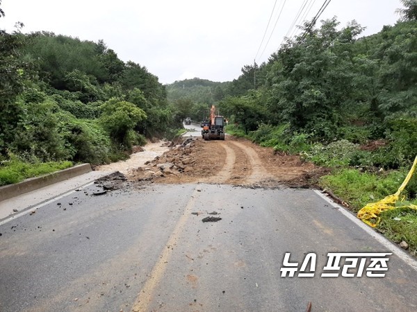 충주시 산척면 군도 26호선이 긴급복구되어 12시부터 차량 통행이 정상화됐다.[사진=충주시]