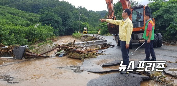 조병옥 음성군수가 2일 호우경보에 따른 침수피해현장을 직접 방문해 현장을 점검하고 있다.[사진=음성군]