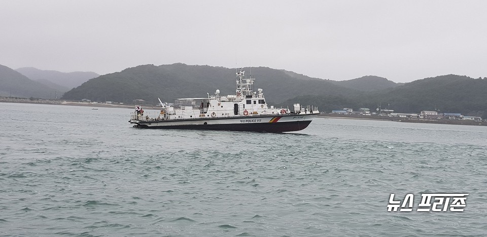 충남 당진시 대난지도 앞 해상 주변 해역에서 실종된 20대 여성을 수색하던 50톤급 경비정./ⓒ평택해양경찰서