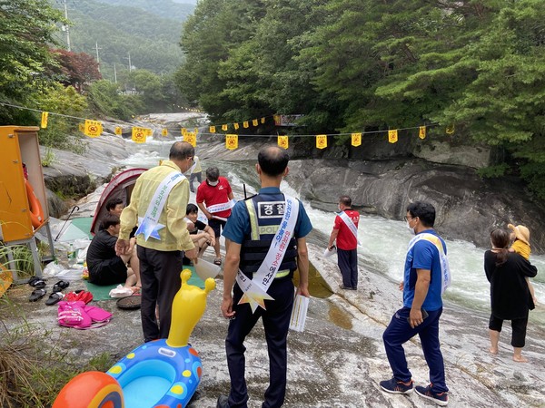 함양군은 여름철 물놀이가 폭발적으로 늘어나는 휴가철을 맞아 지난 8월 1일 안의면 주요 관광지(농월정·용추계곡)에서 이용객 500여 명을 대상으로 물놀이 안전사고 예방 캠페인을 펼쳤다./ⓒ함양군