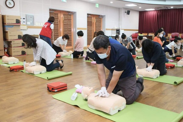 사천시 보건소에서는 지난 7월 31일 2회에 걸쳐 교육희망자 30여명을 대상으로 보건소 다목적실에서 심폐소생술과 자동심장충격기(AED) 사용에 대한 교육을 실시했다./ⓒ사천시