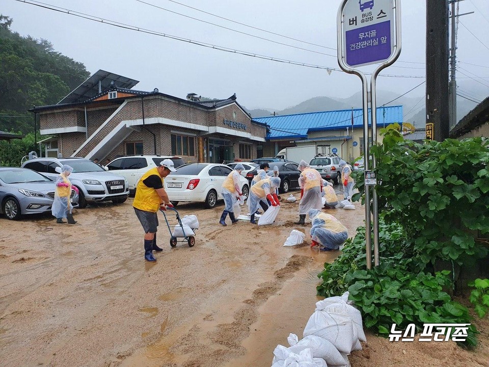 수해복구 자원봉사 모습.(사진제공=제천시)