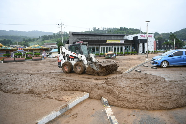 예산천변 광장 토사적치물 제거모습./ⓒ예산군청