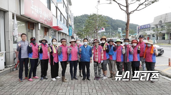 충북 괴산군 괴산읍(읍장 이민표)은 괴산읍 새마을지도자회(회장 성영규), 새마을부녀회(회장 박춘자), 생활개선회(회장 박인순) 회원 60여 명이 지난 7월 3일부터 4일까지 이틀에 걸쳐 괴산읍 시가지 일대의 환경 정비를 도왔다./ⓒ=괴산군