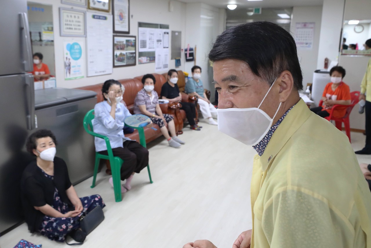 황인호 동구청장은 3일 관내 경로당을 무더위쉼터로 개방함에 따라 대전 동구지역 경로당을 방문해 어르신들을 격려했다./ⓒ이현식