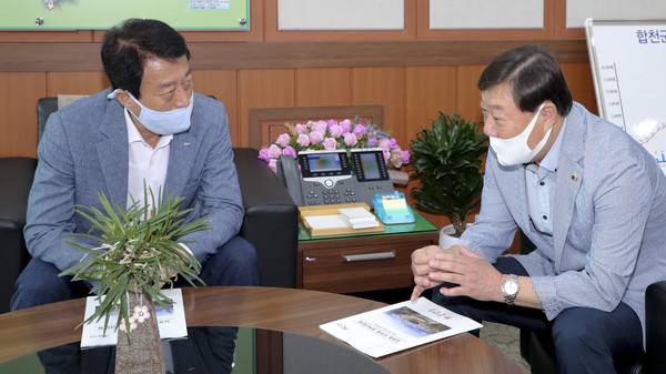 합천군은 4일 합천군청 군수실에서 김윤철 도의원을 초청하여 실국소장과 주요 부서장이 참석한 가운데 정책간담회를 가졌다./ⓒ합천군