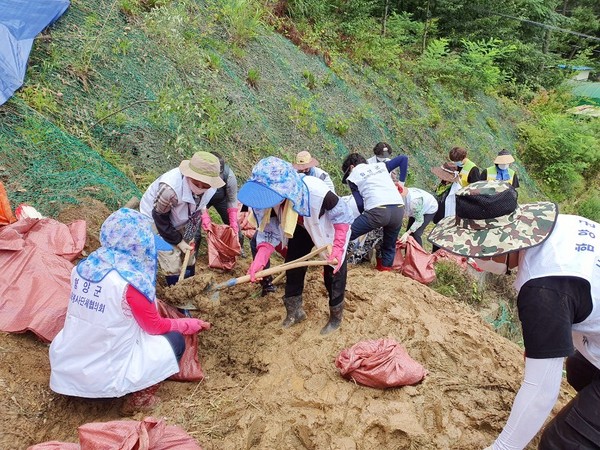 함양군이 집중호우로 큰 피해를 입은 자매결연 도시 대전시 서구의 빠른 복구를 위해 두 팔을 걷고 동참했다./ⓒ함양군