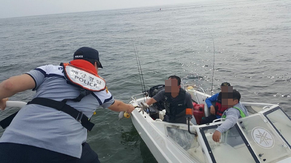 보령해경은 서천 앞바다서 엔진으로 고장 난 모터보트를 구조했다.©보령해양경찰서