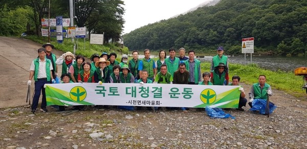 산청군은 전 읍면과 지역주민들이 본격적인 휴가철을 맞아 환경정비에 구슬땀을 흘리고 있다./ⓒ산청군