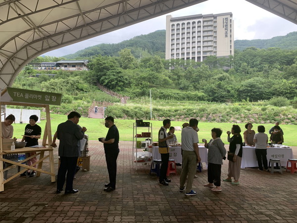 하동군신활력플러스사업추진단 오는 8일 오후 화개면 하동야생차박물관 앞마당에서 프리미엄 차(茶)를 주제로 ‘TEA 플리마켓 잎장’ 8월 행사를 개최한다./ⓒ하동군