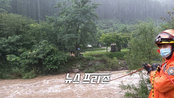 4일 강원 소방본부는 인제군 인제읍 가아리 펜션 고립 구조자 4명을 인제구조대와 현장 대응과에서 수평구조 방법을 이용 구조완료하고 있다.[강원소방본부 사진 제공]