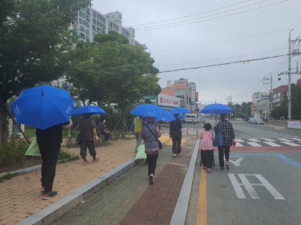 사천시는‘버스승강장 양산쓰기 릴레이 운동’을 본격적인 무더위를 앞두고 확대 실시한다./ⓒ사천시