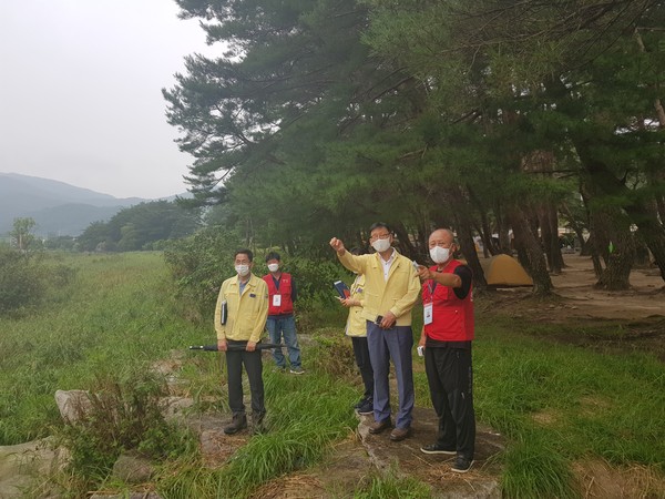 거창군은 최영호 거창부군수를 중심으로 피서객이 많이 몰리는 물놀이 관리지역 현장을 방문해 안전관리요원을 격려하고 안전시설물과 코로나19 방역현황을 점검했다./ⓒ거창군