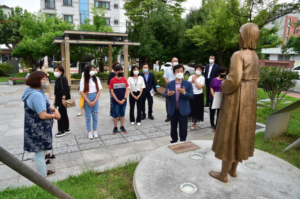 진주시는 5일 오후 일본군 위안부 피해자 기림의 날(매년 8월 14일)을 맞이하여 경상남도 진주교육지원청에 위치한 진주평화기림상을 점검하는 일본군 위안부 기념조형물 지킴이단(이하 지킴이단) 활동에 참여했다./ⓒ진주시