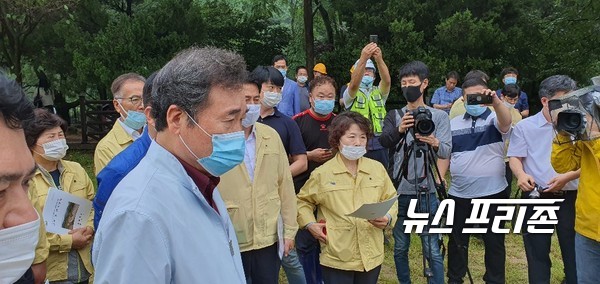 이낙연 더불어민주당 당대표 후보가 5일 오전 충북 충주시 산척면 삼탄역을 찾아 수해복구 현장을 둘러보고 있다./ⓒ=NF통신