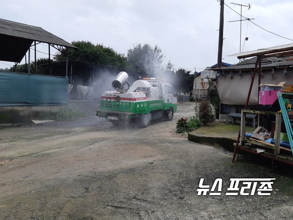 음성군은 집중호우로 인해 침수, 파손 등 피해를 입은 축산 농가를 대상으로 축협 공동방제단과 함께 가축방역차량을 이용한 가축질병 긴급 방역을 추진하고 있다./ⓒ=음성군